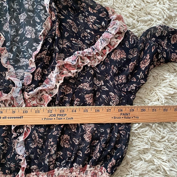 V-neck Ruffled Blouse, size 6, h&m - Picture 9 of 16